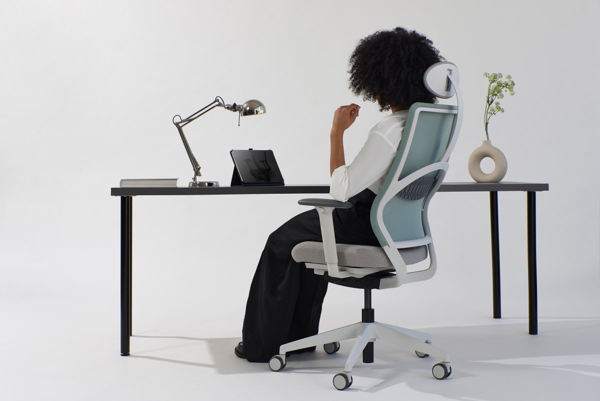 Waarom Een Design Bureaustoel de Sfeer van Je Thuiskantoor Verhoogt