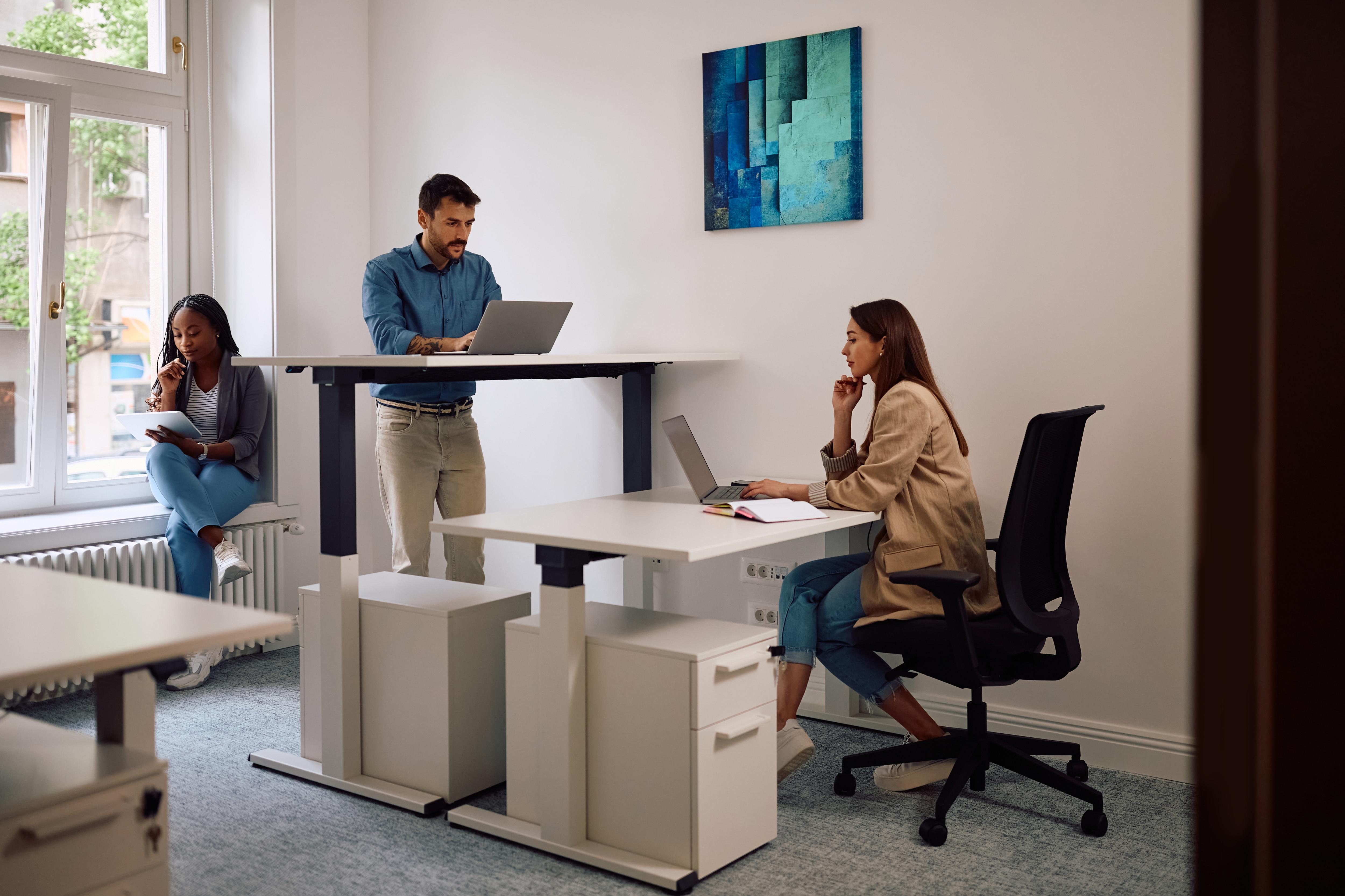 Waarom een zit-sta bureau de perfecte keuze is voor jouw werkplek